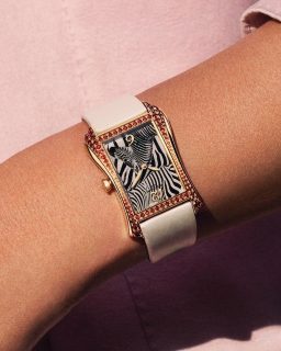 En el nuevo Gondolo Serata "Zebra" de @patekphilippe es en esencia, una metáfora: un recordatorio de que la fuerza y la elegancia no se oponen, sino que pueden convivir en una misma pieza. En él, el tiempo se viste de arte, técnica y feminidad indomable.
Lee toda la info en nuestro #linkinbio 🦓✨
#PatekPhilippe #Zebra #TDRWoman