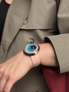 @ressence_watches arrived at #SIARSummer with a piece that feels more like art in motion than a traditional watch.

The TYPE 8 Daniel Engelberg plays with concentric circles, depth and color on a dial that changes with every minute. We saw it in this turquoise and pink version and yes: it’s the kind of watch that makes you look twice.

Ressence llegó a SIAR Summer con una pieza que se siente más como arte en movimiento que como reloj tradicional.

El TYPE 8 Daniel Engelberg juega con círculos concéntricos, profundidad y color en una carátula que cambia de lectura con cada minuto. Lo vimos en esta versión turquesa y rosa, y sí: es de esos relojes que hacen que voltees dos veces.

@siarmx #siarsummervibes