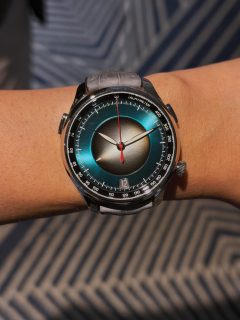 It measures 42 mm — a size not every woman loves. But when it comes to H. Moser & Cie., it’s hard to find a real downside. Despite its dimensions, the Endeavour Flyback Chronograph Dual Time Date doesn’t look oversized on the wrist. Quite the opposite: it takes up space in a striking but elegant way, thanks to the colors on the dial, which make it easier to read its flyback chronograph, second time zone and date display.

Mide 42 mm. Una talla que no a todas las mujeres les gusta. Pero cuando se trata de un H. Moser & Cie., es difícil pensar en ponerle un pero. Pese a sus dimensiones, el Endeavour Flyback Chronograph Dual Time Date no se ve exorbitante en la muñeca. Al contrario, la abarca de un modo llamativo, pero elegante, con los colores de la carátula, que facilitan la lectura de su cronógrafo flyback, segunda zona horaria e indicador de fecha.

@siarmx #siarsummervibes