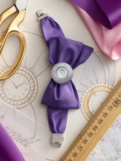 @chopard brings back Alta Moda, the jewelry-watch first launched in 1984 and now reimagined for Cannes. With an ethical 18-carat white gold case, brilliant-cut diamonds, a mother-of-pearl dial and a silk taffeta bracelet, it feels like a tiny couture moment wrapped around the wrist! 🎀
Chopard revive Alta Moda, un reloj-joya nacido en 1984 y reinterpretado para el Festival de Cannes. Con caja de oro blanco ético de 18 quilates, diamantes talla brillante, carátula de nácar y un brazalete de tafetán de seda, envuelve la muñeca de un modo elegante y ultra coquette 💕
#linkinbio