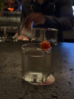 #AboutLastNight | #SIARSummer officially kicked off with a cocktail at @toledorooftop, where @corumwatches brought in the top mixologists from @barmauromx to create drinks (with @dobeltequila) inspired by the brand’s emblems: Admiral’s Cup, Golden Bridge and the famous Key of Time. Music for the night was by @lovemissmara 💕
@siarmx Summer se inauguró de manera oficial con un coctel en Toledo Rooftop. Ahí, Corum convocó a los mejores mixólogos de Bar Mauro, quienes hicieron drinks (con tequila Dobel) inspirados en emblemas de la marca: Admiral’s Cup, Golden Bridge y la famosa Key of Time. La música estuvo a cargo de Miss Mara.