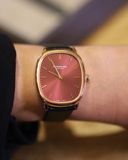 Toccata Heritage is one of our favorite models from Raymond Weil. Its elliptical case brings a touch of vintage elegance, while the color combinations on the dials and straps give it a fresh, modern twist. The collection launched last year, and this #SIARSummer it came back with even more versions to choose from.

Toccata Heritage es uno de nuestros modelos favoritos de Raymond Weil. La caja elíptica le da elegancia con aire vintage y las combinaciones de color en las carátulas y correas lo modernizan. La colección fue lanzada el año pasado y este #SIARSummer regresó con más variantes para elegir.

@siarmx #siarsummervibes
