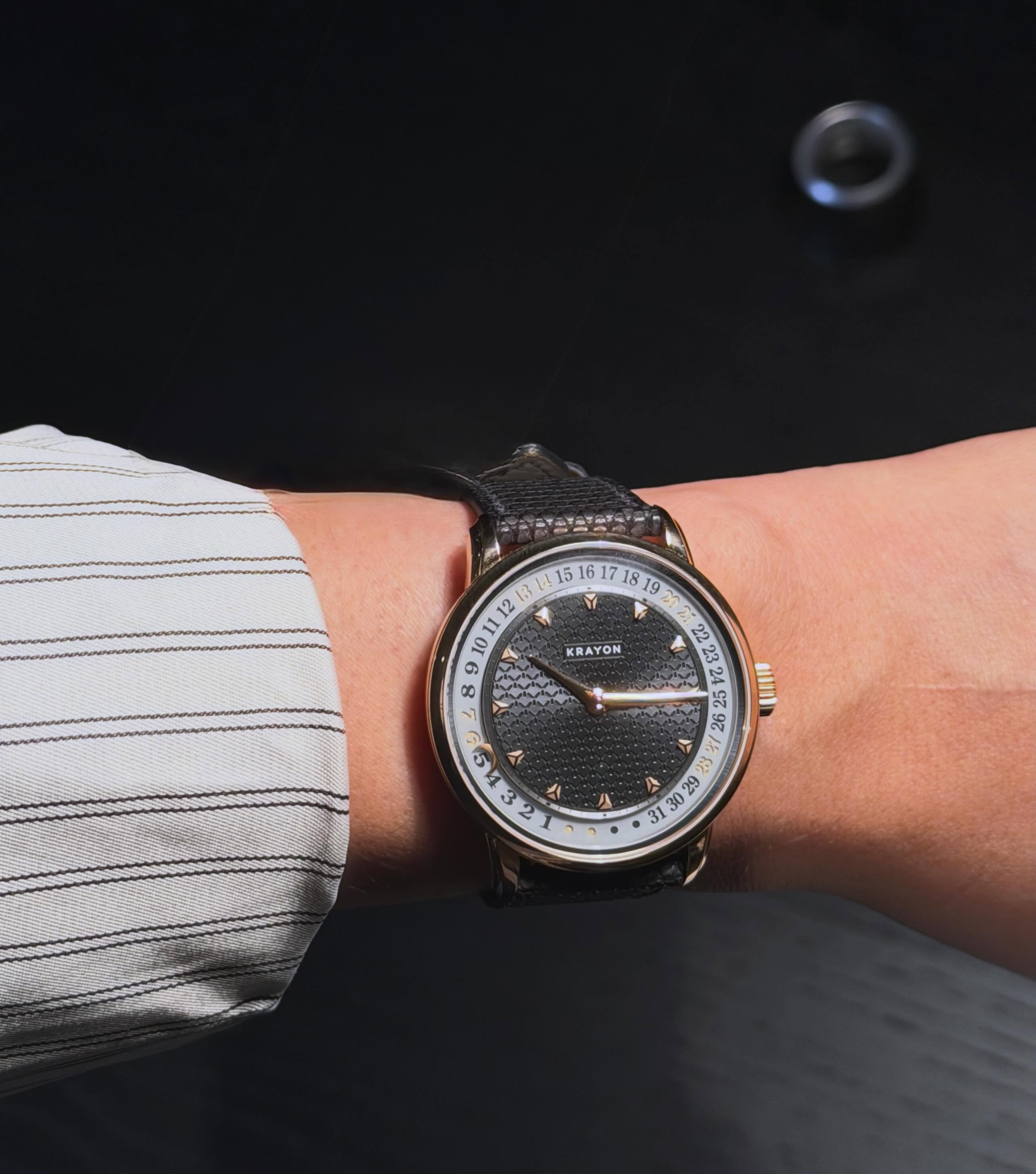 The Krayon Anyday is pure genius: a kind of mechanical agenda on the wrist that lets you read the time, day, week and month at a glance. The finishing is impeccable, and the 39 mm rose gold case is very much appreciated. That diameter makes it feel super genderless — and perfect for us.
By the way, this is the first time the brand has visited SIAR, so it was a real treat to discover this piece through its creator: watchmaker and Krayon founder Rémi Maillat.

El Anyday de Krayon es una genialidad. Una especie de agenda mecánica en la muñeca que te permite saber la hora, el día, la semana y el mes en un solo vistazo. Los terminados son impecables y el hecho de que la caja de oro rosa mida 39 mm, se agradece. Este diámetro lo vuelve súper genderless y perfecto para nosotras. Por cierto, esta es la primera vez que la marca vista el SIAR, así que fue una maravilla poder conocer esta pieza vía su creador: el relojero —y fundador de Krayon— Rémi Maillat.

@siarmx #siarsummervibes