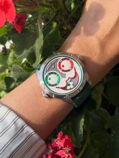 #SIARSummer | Soccer and haute horlogerie fans, please look at this. @k_chaykin teamed up with @alexberger_92 to create exactly what we needed to bring a playful twist to the season: the new Joker Soccer Edition, limited to just 26 pieces—a number that celebrates this year’s World Cup 🃏⚽️
Fans del futbol y de la alta relojería, ¡por favor vean esto! Konstantin Chaykin colaboró con Alex Berger y creó justo lo que necesitamos para darle un toque divertido a estas fechas: el nuevo Joker Soccer Edition limitado a solo 26 piezas, un número que conmemora el Mundial de este año.