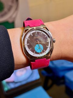 @aldo_magada has a long track record in the watch world. He recently retired, and then decided to create his own brand. But he didn’t do it alone: he teamed up with his brother, Mario Magada, with whom he shares a childhood nickname: “bimbu,” now the name of their maison.

@bimbu_watches arrived at #SIARSummer, and we got to try on the Patronium: a 39 mm titanium watch with a mother-of-pearl dial and turquoise subdial. And, like all of the brand’s pieces, you can switch the strap to completely change the look.

Aldo Magada tiene una larga trayectoria en el mundo relojero. Se retiró hace poco, y entonces creó su propia marca. No lo hizo solo, sino con su hermano —Mario Magada— con quien comparte un sobrenombre cariñoso: “bimbu”, que ahora es el nombre de su firma.

Bimbu llegó a #SIARSummer y pudimos probarnos su modelo Patronium con caja de titanio de 39 mm con carátula de madreperla y subcarátula de turquesa al que —como a todas sus piezas— puedes cambiarle la correa para transformar tu look. 

@siarmx #siarsummervibes