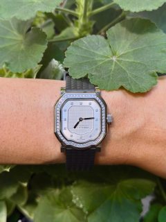 We finally got to try all three versions of the Gerald Charles Mini Maestro on our wrists. With titanium, diamonds and a 30 mm case, each one comes with matching straps featuring a Clous de Paris decoration — just like the dials — that can be swapped for other colors, styles and materials for extra versatility. And yes, our favorite was the pink one.
Read more at our link in bio.

Por fin pudimos tener en nuestras muñecas las tres versiones del Gerald Charles Mini Maestro. Con titanio, diamantes y solo 30 mm, todos tienen correas a juego con decoración Clous de París —igual que las carátulas— que pueden intercambiarse por otras de distintos colores, estilos y materiales para sumarle extra versatilidad. (Por cierto, nuestro fav fue el rosa).

Lee más en nuestro link in bio. 

@siarmx #siarsummervibes