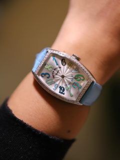 @franckmuller_geneve arrived at #SIARSummer with two new releases that confirm something very true to the brand: watches can also play with time, color and personality.

The Crazy Hours in blue and the Gat & Be in red take the Cintrée Curvex case into a more playful, expressive and very Franck Muller territory. Because yes, we also love watches that break the mold.

Franck Muller llegó a #SIARSummer con dos novedades que confirman algo muy suyo: los relojes también pueden jugar con el tiempo, el color y el carácter.

El Crazy Hours en azul y el Gat & Be en rojo llevan la caja Cintrée Curvex a un terreno más divertido, expresivo y muy Franck Muller. Porque sí, también nos gustan los relojes que se salen del molde.

@siarmx #siarsummervibes