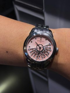 What we like about Perrelet is that there’s a watch for every kind of personality. Whether it’s the originality and sporty vibe of its classic Turbine models or the delicate feel of the Eleonore and Cleopatra pieces, vibrant colors are always a happy constant.

Lo que nos gusta de Perrelet es que hay un reloj para todo tipo de personalidad. Eso sí, ya sea la originalidad y onda sport de sus clásicas turbinas o la delicadeza de los modelos Eleonore y Cleopatra, los colores vibrantes son una feliz constante.

@siarmx #siarsummervibes