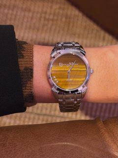 It’s really hard to pick a favorite color or stone from all the options @cuervoysobrinos gives us with its Primera Dama model. At this @siarmx, we got to try on the pieces the Swiss-Cuban maison launched in 2025 — and they already told us new releases are coming very, very soon.

Es muy difícil elegir un color o piedra favorita de entre todas las opciones que nos da Cuervo y Sobrinos en su modelo Primera Dama. En este @siarmx pudimos probarnos los que la firma suizo-cubana lanzó en 2025, pero ya nos contaron que vienen nuevos lanzamientos muy muy pronto.

 #SiarSummer