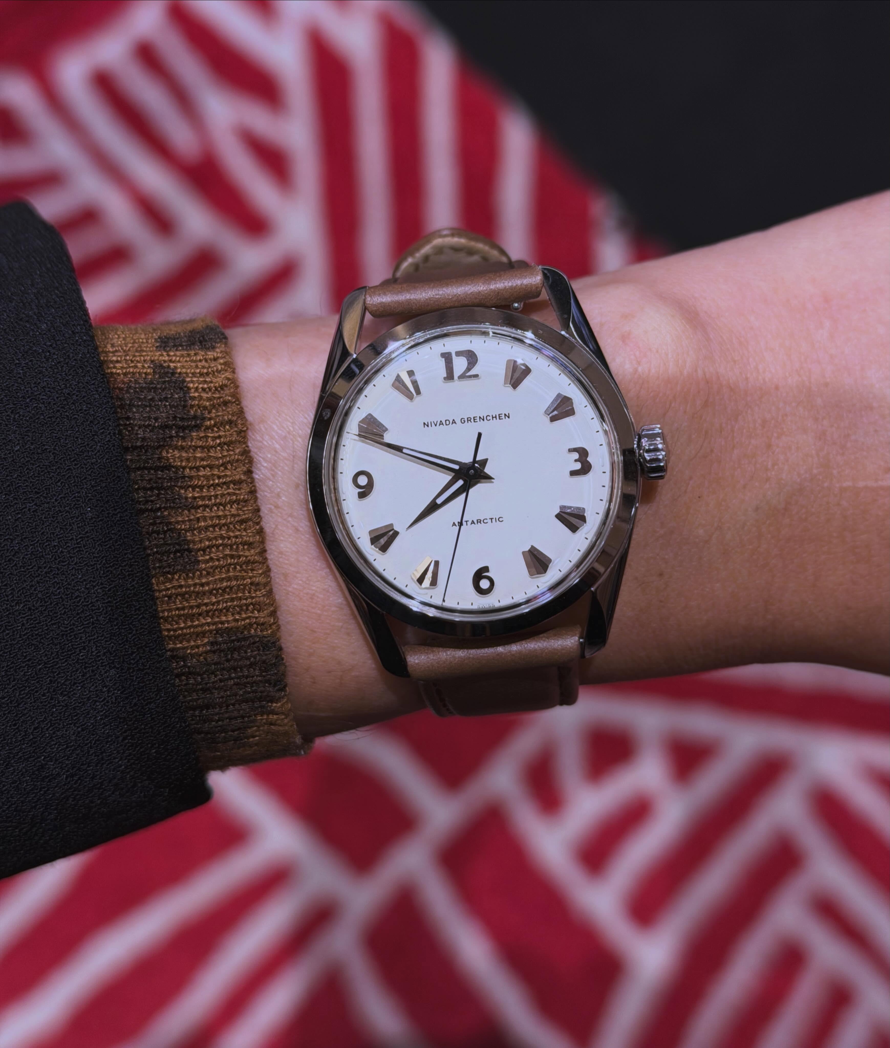 We visited @nivadawatches at #SIARSummer and loved the look of the 35 mm Antarctic Eggshell Beige Lumina. It has a vintage feel, and the color — almost like an eggshell shade — is simple, which makes it even more versatile and elegant.

Visitamos Nivada Grenchen en #SIARSummer y nos encanto el look de Antarctic Eggshell Beige Lumina de 35 mm. Tiene un aire vintage y el color (similar al de una cáscara de huevo) es sencillo y, por eso mismo, versátil y elegante. 

@siarmx