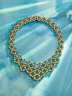 @tiffanyandco unveiled #BlueBookSummer2026HiddenGarden, the summer chapter of its high jewelry collection.

The proposal revisits Jean Schlumberger’s naturalistic language through a contemporary lens by Nathalie Verdeille and Tiffany Design Studio. Flowers, birds, woven textures and colored gemstones appear across five chapters: Daisy, Paradise Bird, Raffia, Blossom and Petals.

The collection does not aim to copy nature, but to imagine how a garden could exist when built with gold, diamonds, opals, rubellites, tanzanites and blue zircons.

Read more #linknbio 

Tiffany & Co. presentó Blue Book Summer 2026: Hidden Garden, el capítulo de verano de su colección de alta joyería.

La propuesta retoma el lenguaje naturalista de Jean Schlumberger y lo lleva a una lectura actual con Nathalie Verdeille y Tiffany Design Studio. Flores, aves, tejidos y gemas de color aparecen en cinco capítulos: Daisy, Paradise Bird, Raffia, Blossom y Petals.

La colección no busca copiar la naturaleza, sino imaginar cómo podría existir un jardín construido con oro, diamantes, ópalos, rubelitas, tanzanitas y circones azules.


#tiffanybluebook #tiffanyhighjewelry
