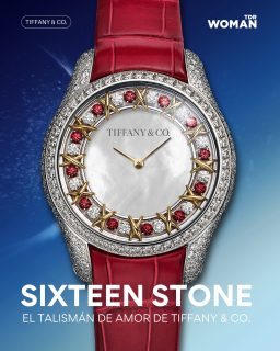 @tiffanyandco introduces a new take on its iconic Sixteen Stone collection by Jean Schlumberger, now reimagined as a jewelry-watch with a mother-of-pearl dial, rubies, diamonds, and a rotating ring decorated with the already-classic cross-stitch motif in yellow gold. 

The piece comes in a 36 mm white gold case set with a total of 421 diamonds, while its red alligator strap adds a vintage, bold, and definitely-not-boring twist. A tiny horological talisman for anyone who believes high jewelry can also tell time on the wrist. ♥️♥️♥️
_____

@tiffanyandco presenta una nueva interpretación de su icónica colección Sixteen Stone de Jean Schlumberger, ahora en formato reloj-joya con carátula de nácar, rubíes, diamantes y un anillo giratorio decorado con el ya clásico motivo de punto de cruz en oro amarillo.

La pieza tiene una caja de oro blanco de 36 mm que cuenta con un total de 421 diamantes. Su correa roja de piel de cocodrilo le da un toque vintage, atrevido y cero aburrido. Un pequeño talismán relojero para quienes creen que la alta joyería también puede llevar el tiempo en la muñeca.

Lee la nota completa en nuestro #linkbio

#TDRWoman #TiffanyAndCo