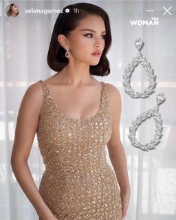 #TDRWLoves… @selenagomez looked gorgeous in @oscardelarenta for her friend @taylorswift’s wedding, but the real sparkle came from her jewelry. @chopard, of course.
—-
Nos encantó el vestido Oscar de la Renta con el que #SelenaGomez fue a la boda de su amiga #TaylorSwift, pero fueron sus joyas las que nos deslumbraron. Por supuesto son Chopard ✨