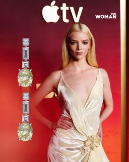 #TDRWLoves | @anyataylorjoy stars in Lucky, @appletv’s new series where she plays a con artist on the run from the FBI. For the Los Angeles premiere, the actress chose a slip dress from @dior’s Cruise 2027 collection and styled it beautifully with @tiffanyandco jewels. One detail we loved: on the red carpet, the British-Argentinian actress still made time to weigh in on the 2026 World Cup semifinal, where her two nations are set to face each other.
——
#TDRWLoves | #AnyaTaylorJoy protagoniza Lucky, una nueva serie de Apple donde interpreta a una estafadora que debe escapar del FBI. Para asistir a la premiere en Los Ángeles, la actriz eligió un slip dress de la colección crucero 2027 de Dior que completó de manera increíble con joyas #TiffanyAndCo. Algo que nos encantó es que, en la alfombra roja, la británica-argentina se dio tiempo para opinar sobre el partido de semifinal del Mundial 2026 en el que se enfrentarán sus dos naciones.
📹: @sensacinelatam + Associated Press.