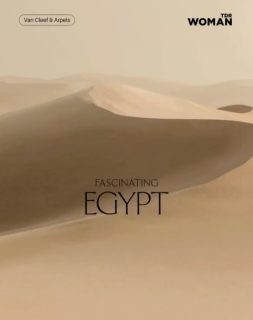 Egypt has been finding its way into art, fashion, and jewelry for centuries, with every era giving it a new spin. Now, @vancleefarpels revisits that fascination with Fascinating Egypt, a collection of around 180 pieces blending ancient symbols, Art Deco geometry, and a palette built with gemstones.

Among them is Fleur de lotus Mystérieuse, a three-flower clip set with rubies and diamonds, crafted with a setting technique that hides the gold beneath the stones. It took nearly 300 hours to complete.

_____

Egipto lleva siglos colándose en el arte, la moda y la joyería, y cada época le da su propio giro; ahora, @vancleefarpels retoma esa fascinación en Fascinating Egypt, una colección de alrededor de 180 piezas que mezcla símbolos antiguos, geometría Art Déco y una paleta construida con gemas.

Entre ellas está Fleur de lotus Mystérieuse, un clip de tres flores de rubíes y diamantes trabajado con un engaste que oculta el oro y hacerlo tomó cerca de 300 horas.

La historia completa ya está en TDR Woman.

#vancleefarpels #fascinatingegypt #tdrwoman
