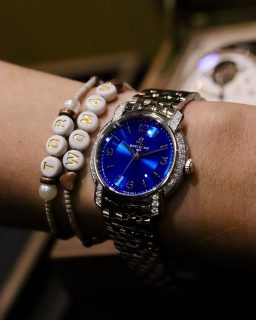 #SIAR2026 | First stop: Breitling! We tried on the Lady Premier 32 in steel with diamonds. Its seven-row bracelet makes it feel incredibly comfortable while still looking super polished. Inside, it runs on the Breitling Caliber 77 SuperQuartz movement. And honestly, we love that this is always one of the liveliest booths at @siarmx 🙌
Primera parada: ¡Breitling! Nos probamos el Lady Premier 32 en acero con diamantes. Su brazalete de siete hileras lo hace súper cómodo y elegante. Lleva el movimiento SuperQuartz calibre Breitling 77. Nos encanta que este siempre es uno de los booths más animados del @siarmx 💙
#Breitling #TDRWoman