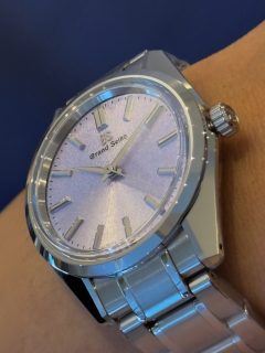 #SIAR2026 | Day two at @siarmx, and we’re kicking things off with @grandseikoofficial. We tried on the lilac Kiri, a 36.5 mm hand-wound watch with a dial whose fine lines catch the light as you move your wrist. Then came the light blue Skyflake, introduced this year in 33 mm thanks to a new, more compact quartz movement. Its dial has a more irregular texture, with a blue tone that looks almost gray at certain angles. Two watches worth a closer look.
Segundo día en @siarmx y arrancamos con Grand Seiko. Nos probamos el Kiri en color lila, de 36.5 mm y cuerda manual, con una carátula cuyas líneas se aprecian mejor al mover la muñeca. También el Skyflake en azul claro, que llegó este año en 33 mm gracias a un nuevo movimiento de cuarzo más compacto. Su carátula tiene un relieve más irregular y el tono por momentos se ve casi gris. Dos relojes que vale la pena mirar de cerca.
#GrandSeiko #TDRWoman #siarlatam2026