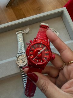 #SIAR2026 | A little unexpected luxury: Today we got a first look at @hublot’s new Classic Fusion Balloon Dog, created with @jeffkoons, and it’s even cooler in person. The way they’ve made metal look like an actual inflated balloon is pretty amazing. It’s fun, clever, and there’s some serious watchmaking behind it.
Now comes the hard part: choosing between the three colors. Although we hear a fourth is coming soon… 😮🎈
Lujo inesperado: hoy fuimos de las primeras personas en México que pudieron conocer el nuevo Classic Fusion Balloon Dog que Hublot realizó en colaboración con Jeff Koons. El efecto “inflado” en el metal es impresionante y el resultado, un reloj divertido, ingenioso y con un gran trasfondo técnico. El único problema es tener que elegir entre sus tres colores que, según nos cuentan, pronto serán cuatro 🎈🐕
#Hublot #JeffKoons #TDRWoman @siarmx