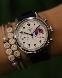 #SIAR2026 | @galletwatch just landed in Mexico, so naturally, we had to try on the Tribute to Yachting Big Eye. First introduced in the 1960s, this sailing chronograph is back with its signature countdown display, designed to help sailors keep track of those hectic final minutes before a regatta begins, when every boat is fighting for the perfect starting position. Because when you’re out on the water, every second counts.
Gallet recién llegó a México vía el @siarmx y de inmediato nos probamos el Tribute to Yachting Big Eye, un reloj que nació en los años 60 y ahora regresa para seguir marcando el ritmo de las regatas. Su característica pantalla de cuenta atrás —que vemos en esta reedición— aporta claridad al caos de la fase previa a la salida, cuando los barcos maniobran para colocarse en los últimos minutos antes del pistoletazo de salida, capturando la precisión que exige el mar.
#Gallet #TiempoDeRelojes