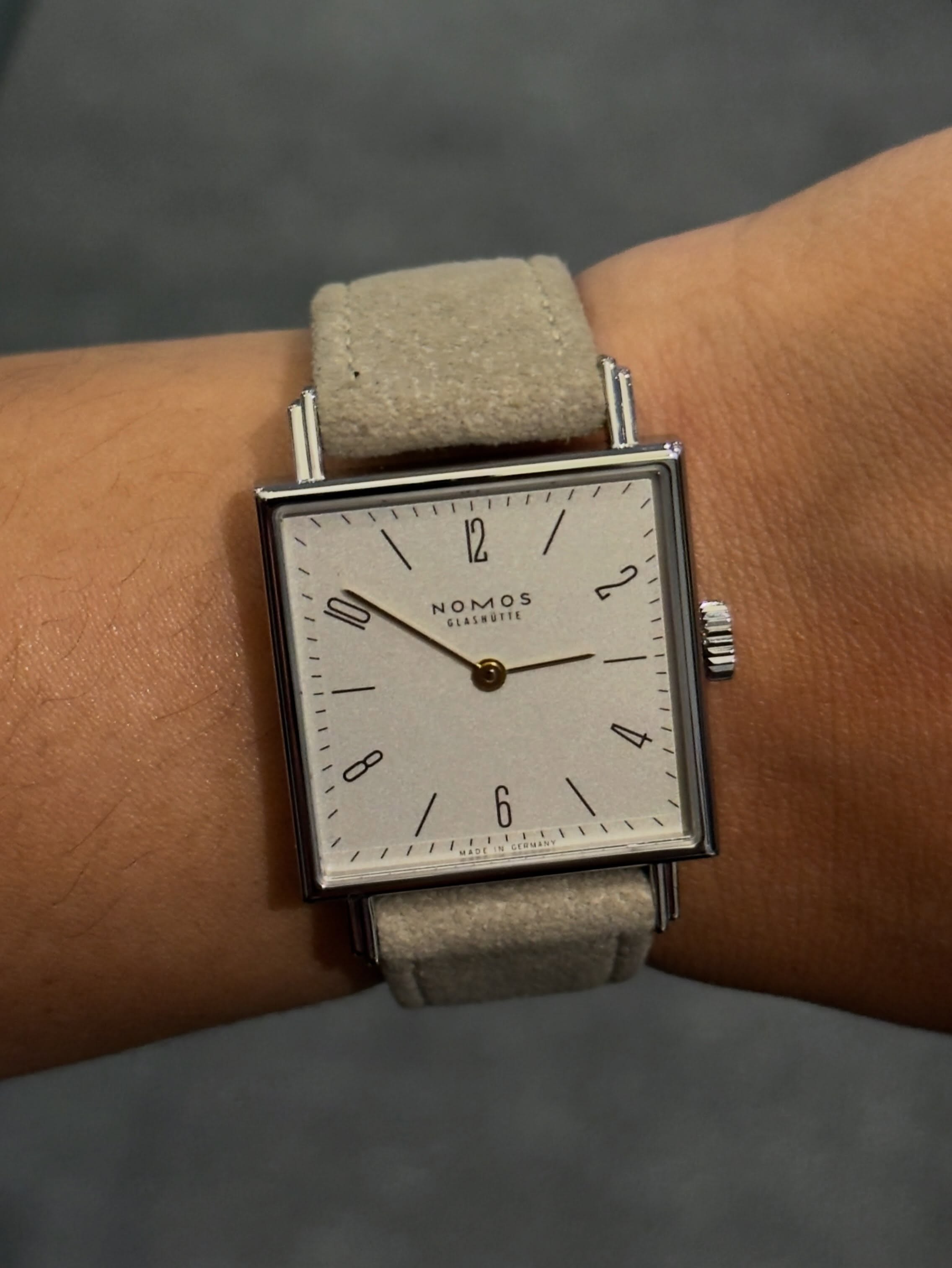 #SIAR2926 | The Tetra 27 duo doré from @nomos_glashuette caught our eye right away. Its square case measures 27.5 mm on each side, with a light dial that lets the two gold hands and slim numerals stand out. The beige strap looks lovely with it and feels super soft to the touch. One of those watches that’s a little hard to hand back after trying it on.
El Tetra 27 duo doré de NOMOS Glashütte nos encantó desde que lo vimos. Tiene una caja cuadrada de 27.5 mm por lado y una carátula clara donde destacan las dos agujas doradas y los números finos. La correa beige le queda preciosa y es súper suave al tacto. De esos relojes que cuesta un poquito devolver después de probárselos.
#NOMOSGlashuette #TDRWoman #siarlatam2026 @siarmx