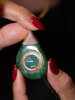 Watches come in all shapes and sizes, but @piaget takes things a little further. Just look at its sautoir watches. One looks like a smooth river pebble (only made of gold and verdite), while another feels more like a classic piece of jewelry, with turquoise, gold, and diamonds. And even when the designs seem more traditional, there’s always a twist. Case in point: the iconic Polo 79, which caught our eye at this year’s @siarmx with its gorgeous sodalite dial.
En Piaget, un reloj puede tomar las formas más inesperadas. Por ejemplo, en sus sautoir que a veces se transforman en un guijarro de río (pero de oro y verdita) o en una joya más clásica con turquesa, oro y diamantes. También hay modelos más convencionales, aunque aquí nunca lo son del todo, como el Polo 79 (un emblema de esta Maison), que este SIAR nos sorprendió con su carátula de sodalita.
#Piaget #SIAR2026 #TDRWoman