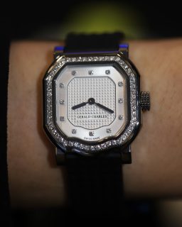 The @geraldcharles_official Mini Maestro packs style, glamour, and a little watchmaking history into a tiny 29 x 31 mm case, with designs by the legendary Gérald Charles Genta. We’re leaning toward the black version with a silver dial, but the blue one is giving it some serious competition. Which one would you pick?
El Mini Maestro de Gerald Charles reúne en piezas de solo 29 x 31 mm estilo, glamour e historia relojera, ya que son diseños del legendario Gérald Charles Genta. Nuestro favorito es el negro con carátula plata, aunque el azul es una gran competencia. ¿Cuál prefieres?
#SIAR2026 #GeraldCharles #TDRWoman @siarmx