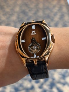 #SIAR2026 | During our rounds at @siarmx, we also met Álvaro Moya, who shared the story behind the Cuntur Tourbillon from MOYA Genève. Cuntur means condor in Quechua, a name he chose as a nod to his Colombian roots and the freedom he associates with the bird. Up close, you can appreciate the dial’s brown tone and texture, with Roman numerals and an opening at 6 o’clock that lets you watch the tourbillon in motion.

En nuestro recorrido por el SIAR también conocimos a @moyageneve, quien nos explicó la historia detrás del Cuntur Tourbillon de MOYA Genève. Cuntur significa cóndor en quechua, un nombre que eligió por sus raíces colombianas y la libertad que asocia con esta ave. De cerca, la carátula deja ver su tono café y su textura, con números romanos y una apertura a las 6 para observar el tourbillon en movimiento.

#MoyaGeneve #TDRWoman #siarlatam2026