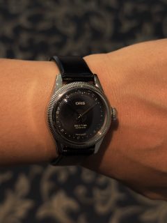 #SIAR2026 | This little watch was one of our favorites from @oris. It’s the new 29 mm Big Crown Pointer Date, with a black dial and matching strap. The fluted steel bezel adds a lovely contrast, but take a closer look and you’ll spot the date: the numbers run around the edge of the dial, with a dedicated hand pointing to the day of the month.
Entre lo que vimos de Oris, este pequeño fue de nuestros favoritos. Es el nuevo Big Crown Pointer Date de 29 mm, con carátula negra y correa a juego. El bisel estriado de acero le da un contraste muy bonito, pero hay que acercarse para descubrir la fecha: está en los números que rodean la carátula y una aguja se encarga de señalarla.
#Oris #TDRWoman #siarlatam2026 @siarmx