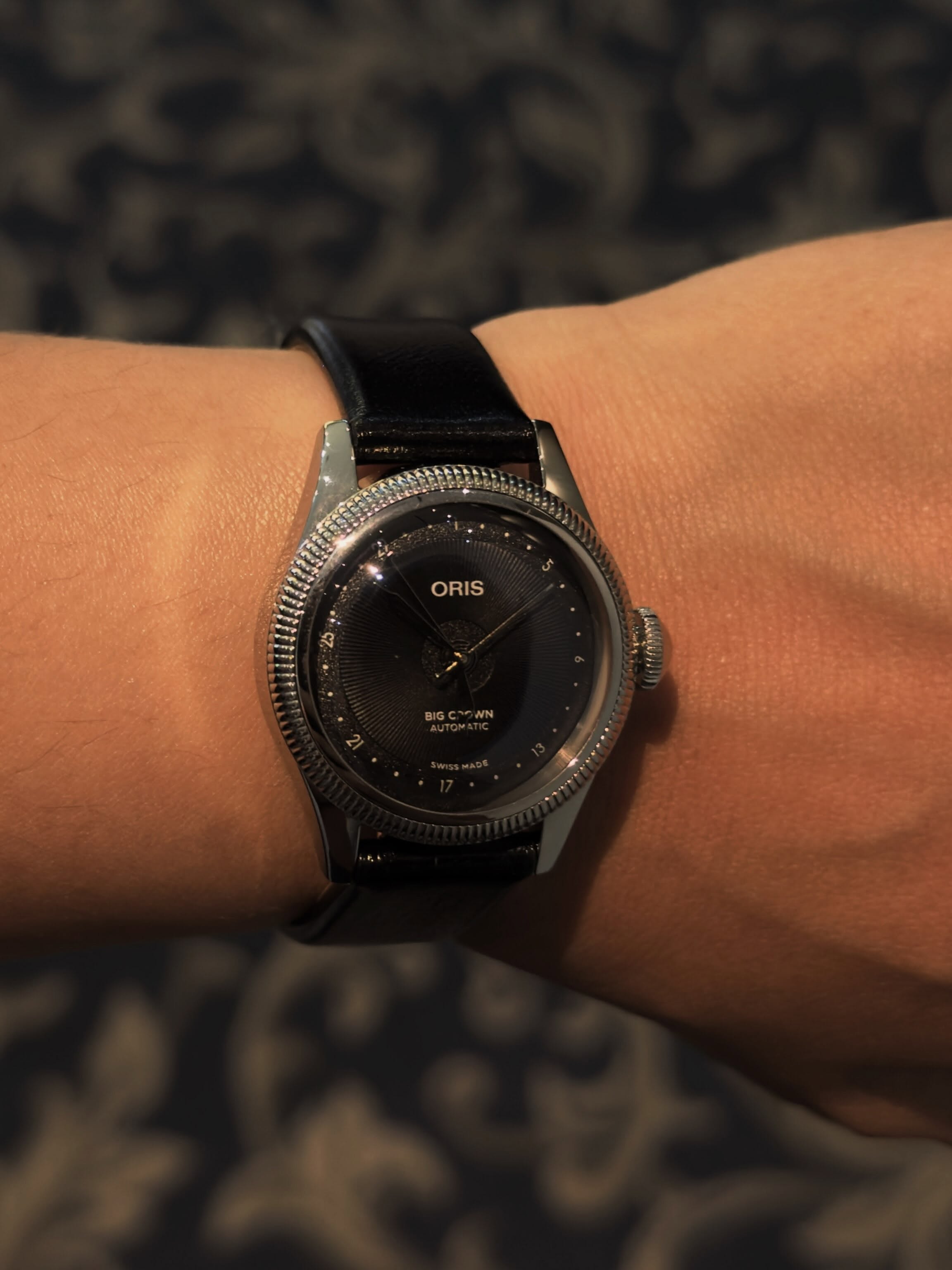 #SIAR2026 | This little watch was one of our favorites from @oris. It’s the new 29 mm Big Crown Pointer Date, with a black dial and matching strap. The fluted steel bezel adds a lovely contrast, but take a closer look and you’ll spot the date: the numbers run around the edge of the dial, with a dedicated hand pointing to the day of the month.
Entre lo que vimos de Oris, este pequeño fue de nuestros favoritos. Es el nuevo Big Crown Pointer Date de 29 mm, con carátula negra y correa a juego. El bisel estriado de acero le da un contraste muy bonito, pero hay que acercarse para descubrir la fecha: está en los números que rodean la carátula y una aguja se encarga de señalarla.
#Oris #TDRWoman #siarlatam2026 @siarmx