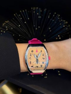 #SIAR2026 | The art of @amador.montes made its way onto the dials of @franckmuller_mexico. The Vanguard Slim, reimagined by the Oaxacan artist, was a hit—and all 60 pieces have already sold out.
There was a 35 mm version, but we loved the bolder feel of the 41 mm. More room to appreciate the artwork in all its detail.
#AmadorMontes #FranckMuller #TDRWoman