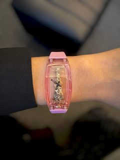 @corumwatches made a great call: bringing back the Golden Bridge Miss, first introduced in 2010. At this year’s @siarmx, we got to see the new version in pink sapphire. The textile strap comes with a Velcro closure, giving this seriously impressive mechanical timepiece a cool, casual twist that makes it incredibly easy to wear. We love it 💖✨
Corum tomó una gran decisión: revisitar el Golden Bridge Miss, presentado por primera vez en 2010. En este @siarmx vimos la nueva versión realizada en zafiro rosa. La correa es textil y cierra con velcro, lo que aumenta su aura porque es una súper pieza mecánica que puedes llevar de un modo cómodo y casual. Lo amamos 😍
#Corum #SIAR2026 #TDRWoman