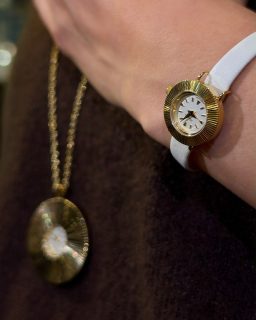 Among the new releases from @nivadawatches at SIAR was the return of Colorama, a design from the ’60s that lets you switch up your look without switching watches. We got to see how to swap the straps and bezels, and even wear the watch as a necklace. Here, a white strap pairs with a gold-tone bezel featuring raised lines, a detail echoed in the necklace version. Such a fun way to mix things up with the same watch.
Entre las novedades de Nivada Grenchen en el SIAR conocimos el regreso de Colorama, un diseño de los años 60 con el que puedes cambiar de combinación sin cambiar de reloj. Nos mostraron cómo intercambiar las correas y los biseles, pero también cómo llevarlo como collar. Aquí lo vemos con correa blanca y un bisel dorado con líneas en relieve, un detalle que también aparece en la versión para llevar al cuello. Una forma muy linda de jugar con el mismo reloj.
#NivadaGrenchen #TDRWoman #SIAR2026 @siarmx