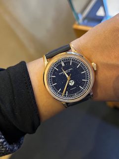#SIAR2026 | Among the new releases we saw from @raymondweil at SIAR was the Millesime Maya, a 50-piece edition for Mexico celebrating the brand’s 50th anniversary. We learned that its blue, star-filled dial references Mayan astronomy and its connection to calendars. Turning it over, we found a glyph at the center of the caseback—a sign from the Mayan writing system representing a star—alongside Mayan numerals.

Dentro de las novedades que conocimos de Raymond Weil en el SIAR está el Millesime Maya, una edición de 50 ejemplares para México por los 50 años de la marca. Nos contaron que su carátula azul con estrellas hace referencia a la astronomía maya y su relación con los calendarios. Al darle la vuelta, en el centro del reverso encontramos un glifo, un signo de la escritura maya que representa una estrella, acompañado de numerales mayas.

#RaymondWeil #TDRWoman #siarlatam2026 @siarmx