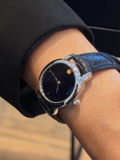 Who needs to wait for sunset to go stargazing? With the Lady Orion Stardust Aventurine, @christiaanvanderklaauw brings the night sky straight to your wrist. No perfect weather, no waiting around. Just a 32 mm stainless steel case and a gorgeous aventurine dial that feels like your own little universe 💫

Con Lady Orion Stardust Aventurine, Christiaan van der Klaauw pone literalmente al alcance de nuestras manos, la belleza inefable de un cielo lleno de estrellas. No hay que esperar a que anochezca ni a que el clima sea óptimo. Basta con mirar la pequeña caja de acero de 32 mm sobre la muñeca para encontrarse con una bóveda celeste hecha de aventurina 🌌

#SIAR2026 #CVDK #TDRWoman