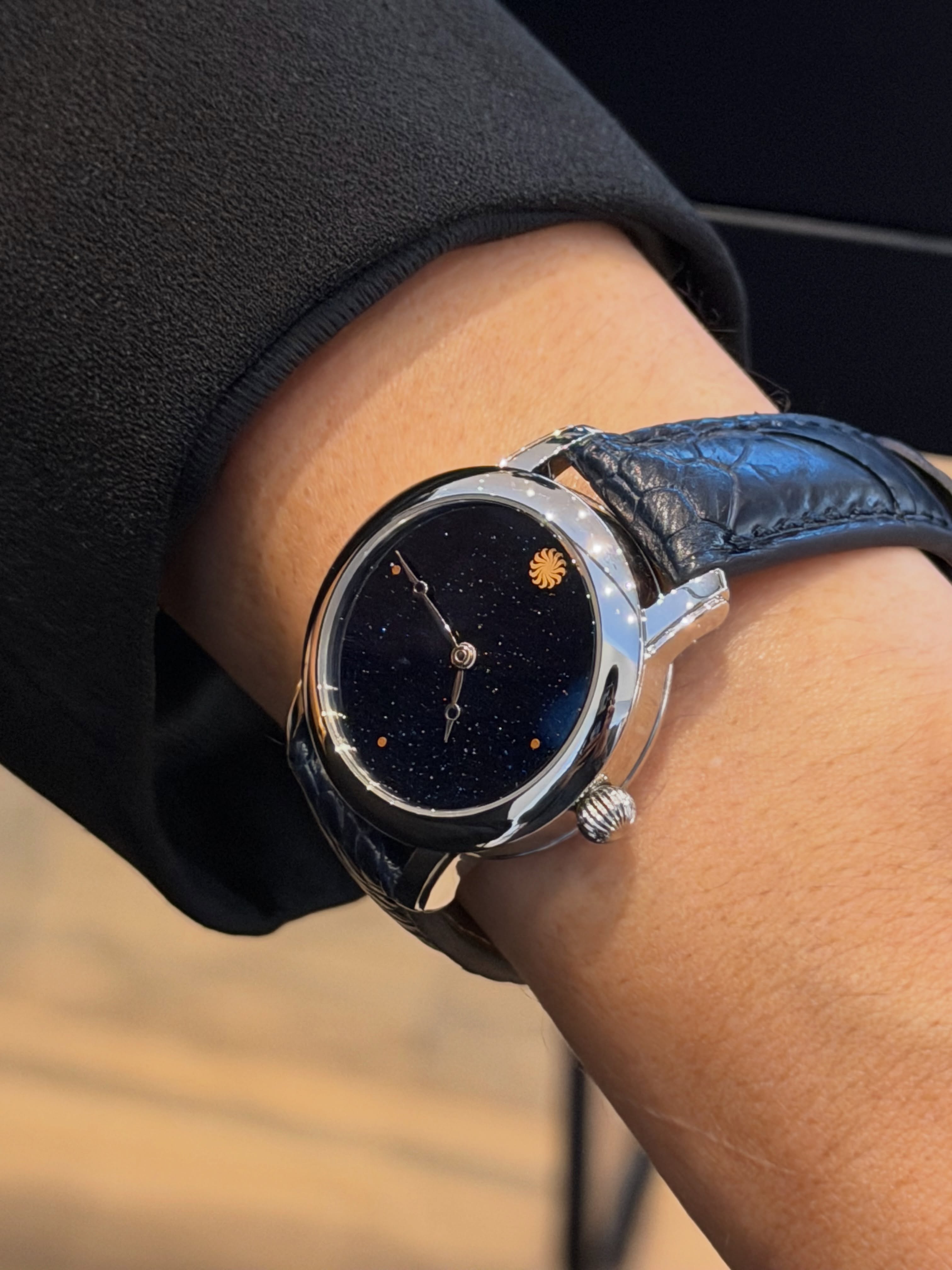 Who needs to wait for sunset to go stargazing? With the Lady Orion Stardust Aventurine, @christiaanvanderklaauw brings the night sky straight to your wrist. No perfect weather, no waiting around. Just a 32 mm stainless steel case and a gorgeous aventurine dial that feels like your own little universe 💫

Con Lady Orion Stardust Aventurine, Christiaan van der Klaauw pone literalmente al alcance de nuestras manos, la belleza inefable de un cielo lleno de estrellas. No hay que esperar a que anochezca ni a que el clima sea óptimo. Basta con mirar la pequeña caja de acero de 32 mm sobre la muñeca para encontrarse con una bóveda celeste hecha de aventurina 🌌

#SIAR2026 #CVDK #TDRWoman